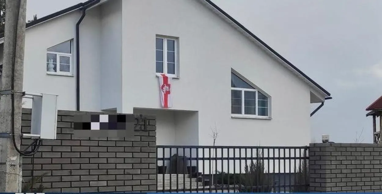 Бело-красно-белый флаг в окне / Фото милиции Минской области