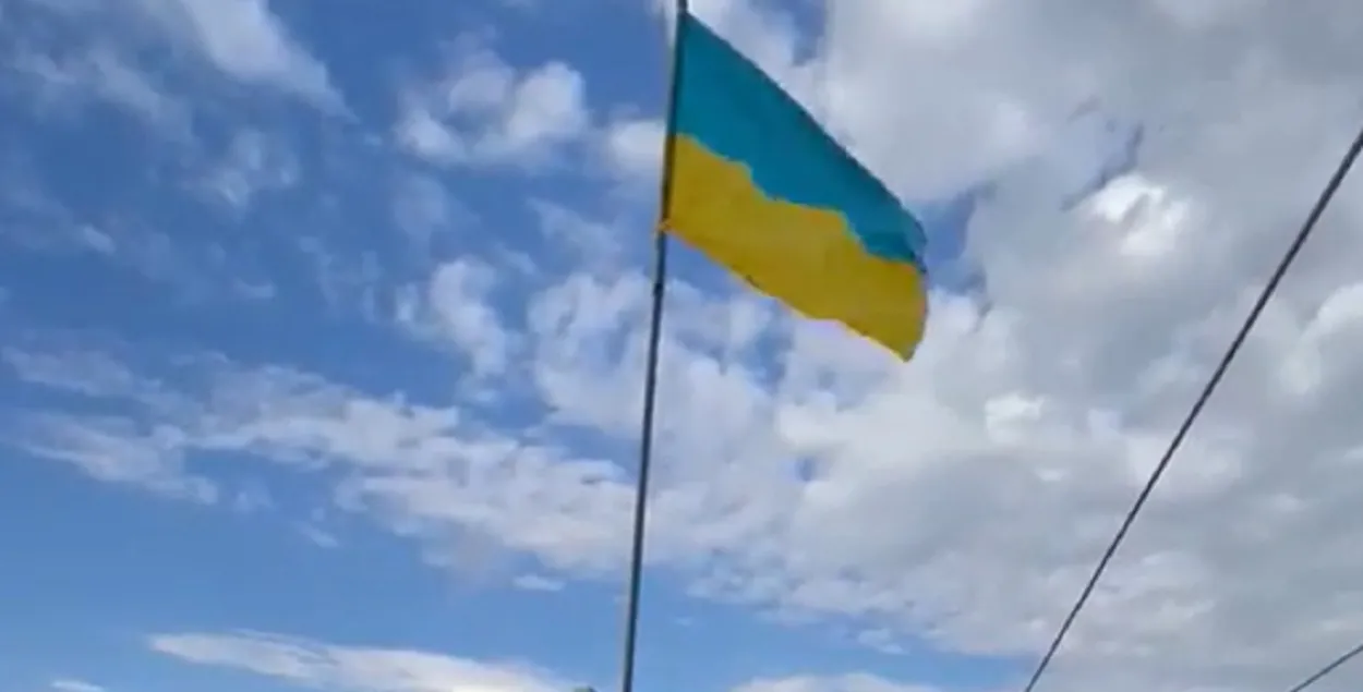 Украинский флаг над освобожденной Балаклеей / Скриншот из&nbsp;видео t.me/V_Zelenskiy_official