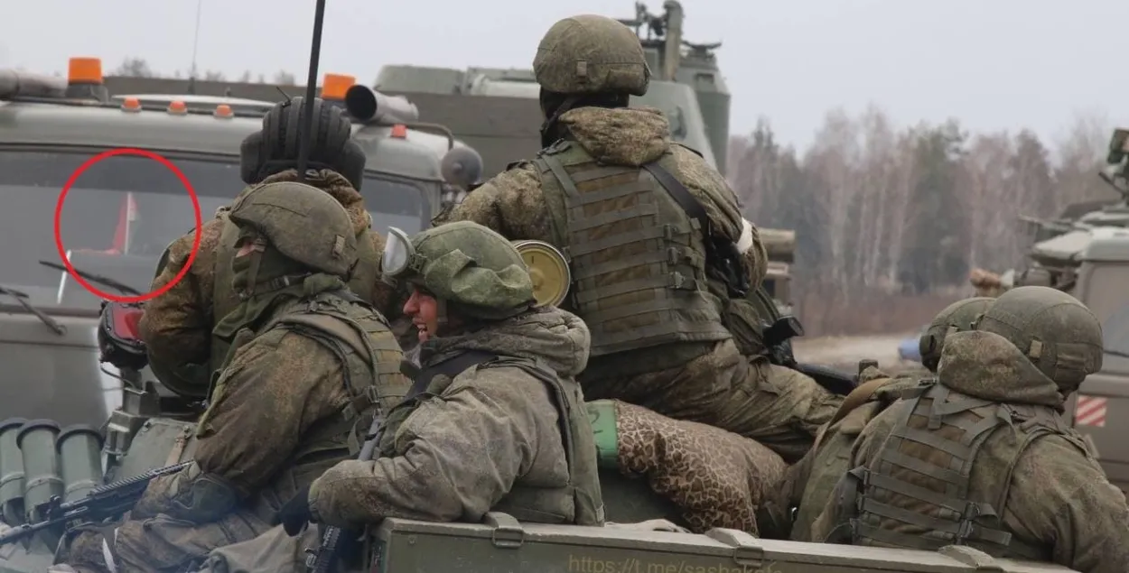 У военных под Киевом заметили белорусский флажок