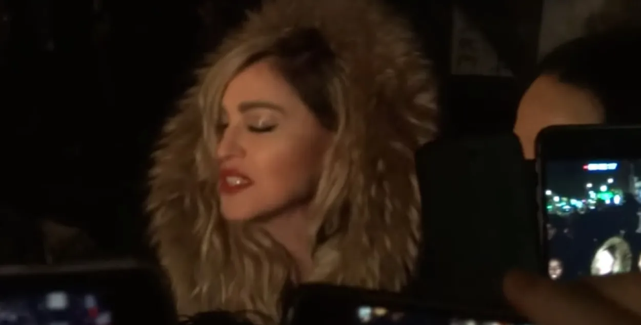 Мадонна сыграла вулічны канцэрт у Парыжы