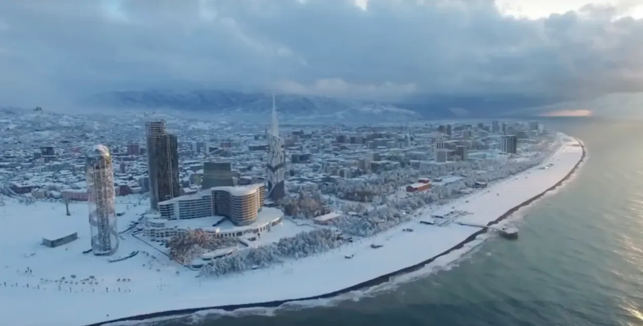 Прыгожае відэа: Курорт Батумі занесла снегам