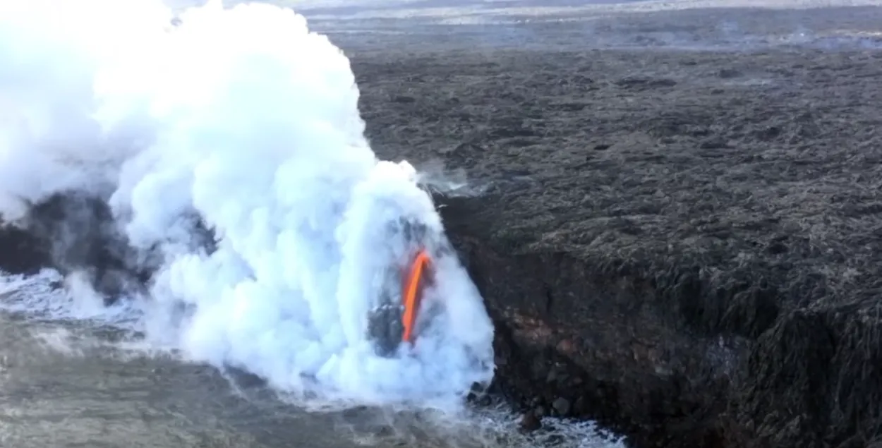 Ад вадаспаду лавы на Гавайскіх астравах кіпіць акіян (відэа)
