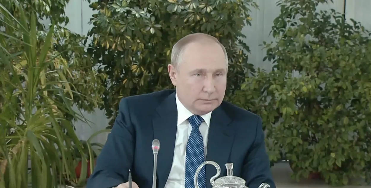 Путин: Мы не планируем вводить военное положение, нет такой необходимости