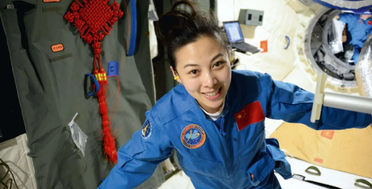 Китайская женщина-тайконавт впервые вышла в открытый космос