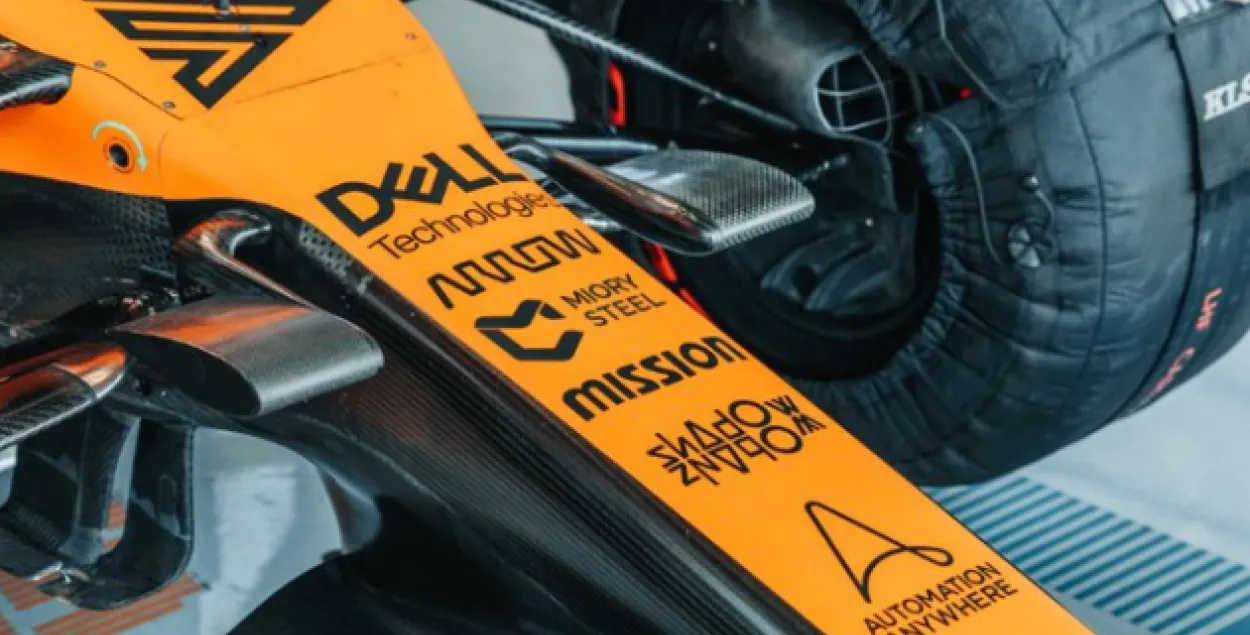 Болид F1 с логотипом Miory Steel на носу