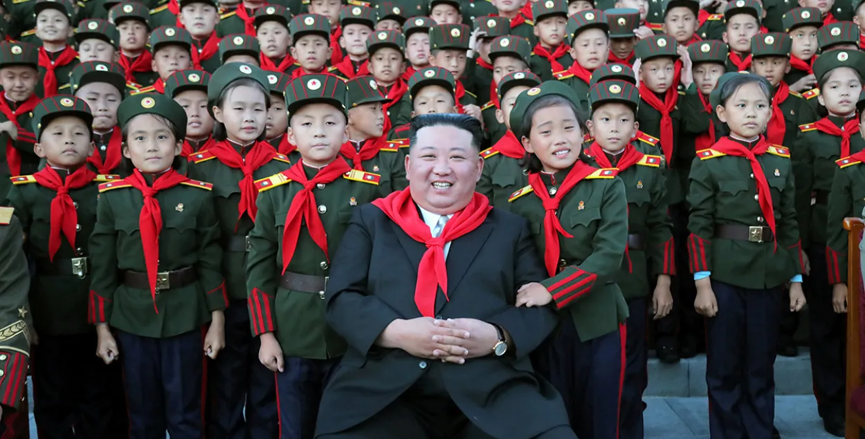 Руководитель Северной Кореи Ким Чен Ын и дети из революционной школы Мангёндэ / Центральное телеграфное агентство Кореи (ЦТАК) / Reuters

&nbsp;
