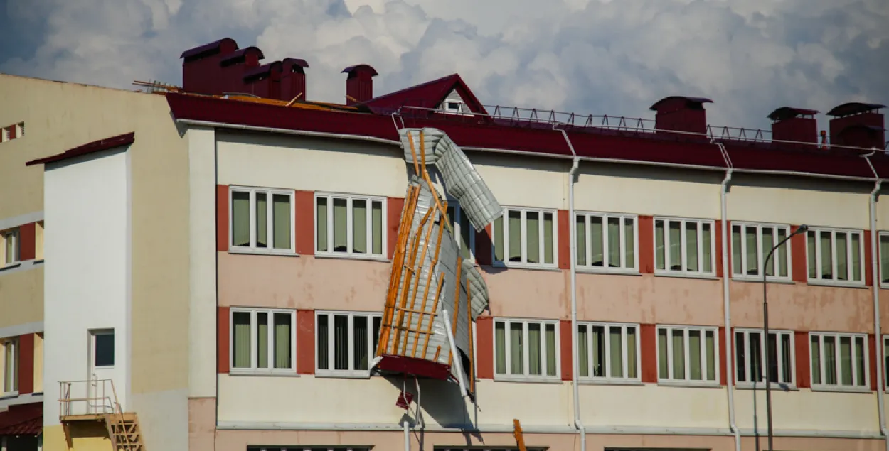 У Салігорску вецер пашкодзіў дах школы (фота)