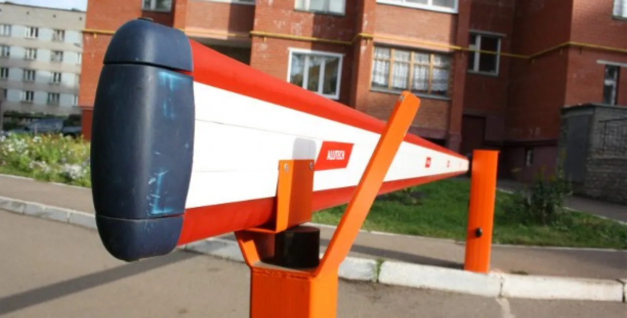 Мінчанам дазволяць ставіць шлагбаумы ў дварах за свой кошт
