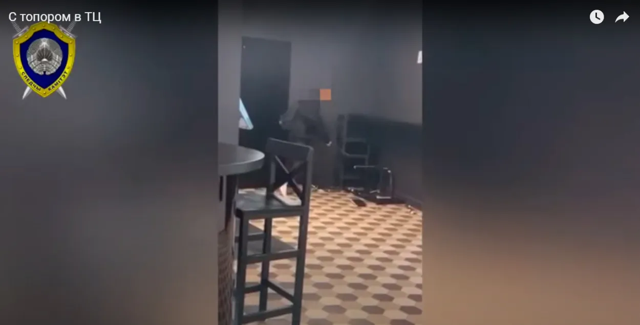 Юноша с топором разгромил кафе в Минске / кадр из видео