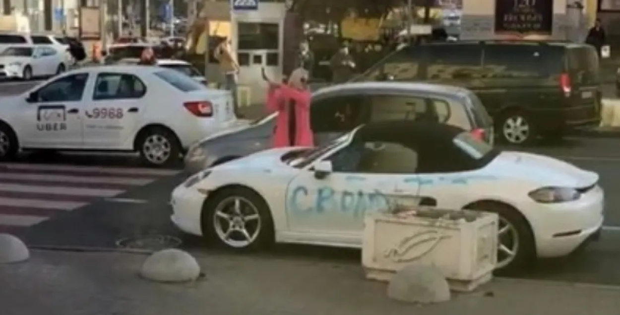Дзяўчына напала на спартыўны Porsche з сякерай у руках (відэа)