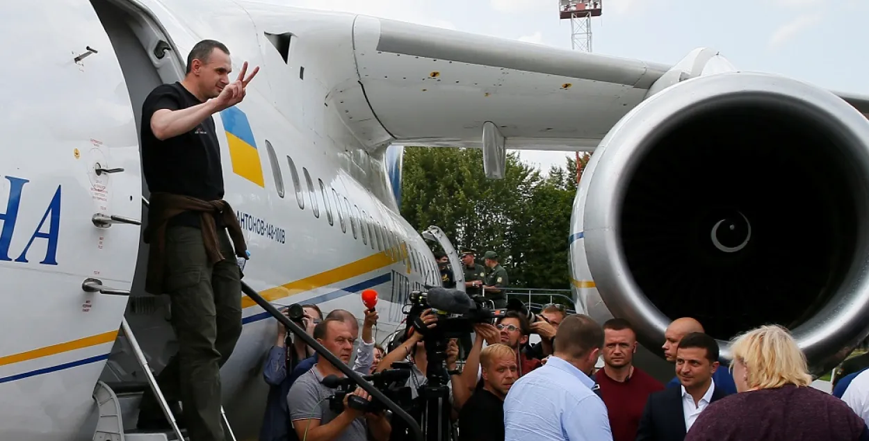 Освобожденный режиссер Олег Сенцов выходит из самолета в киевском аэропорте. Фото Reuters