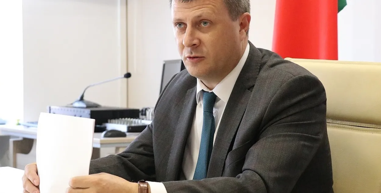 Міністр фінансаў звінаваціў беларусаў у куплі долараў, што цісне на эканоміку
