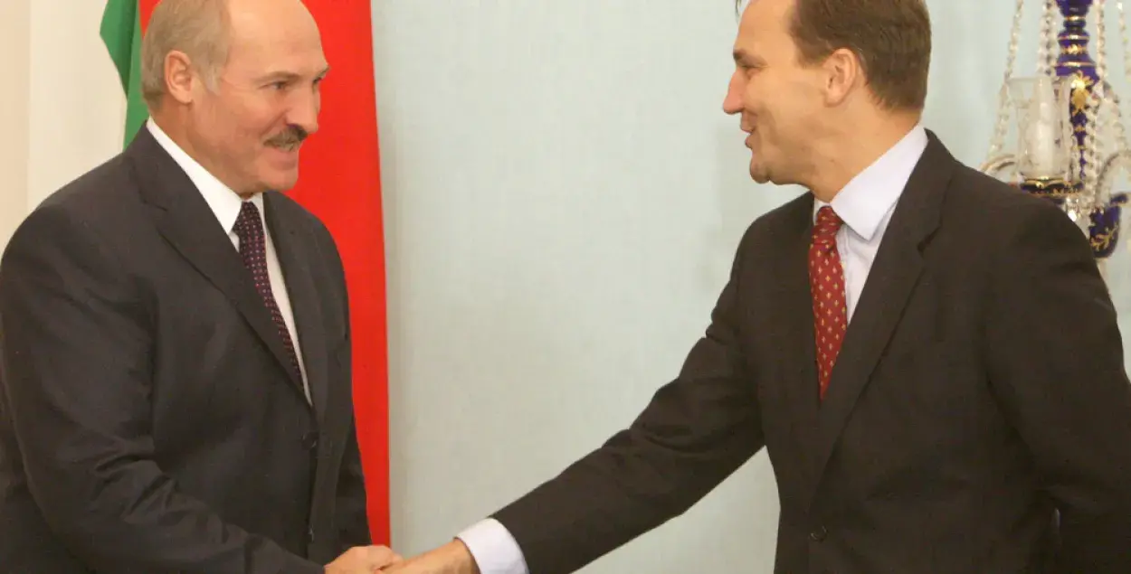 Александр Лукашенко и Радослав Сикорский. Фото из архива Reuters