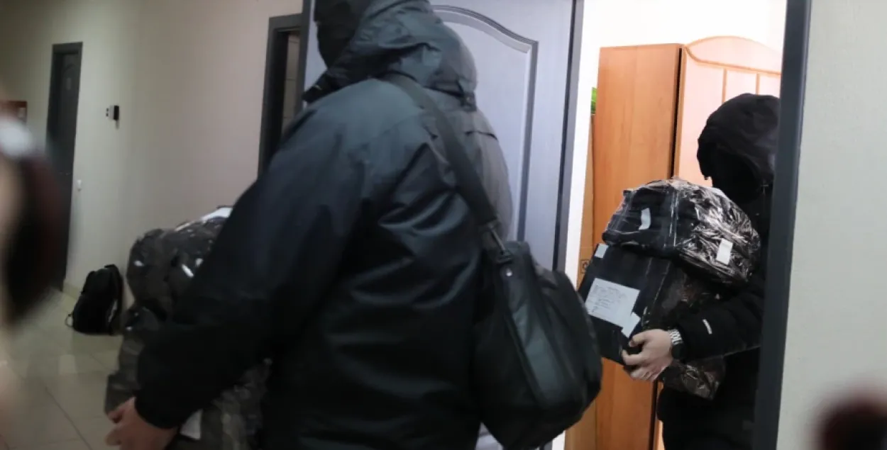 Белорусские силовики после обыска / из архива Радио Свобода 