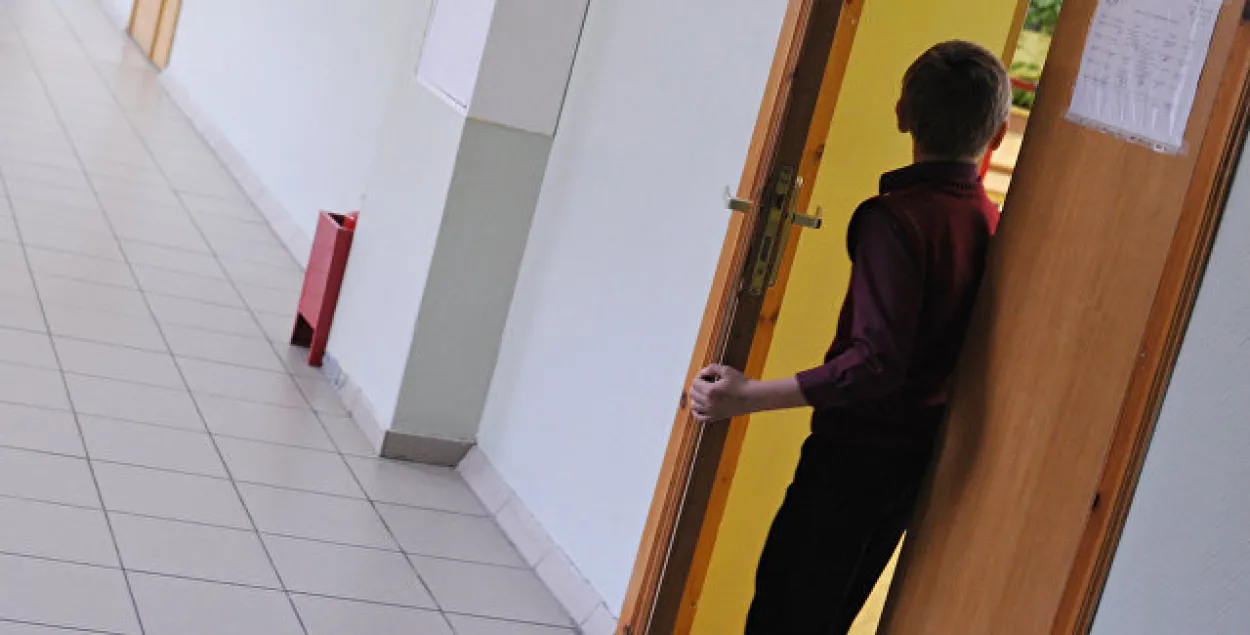 Учеников выгоняют на переменах в коридоры. Что происходит в минских школах?