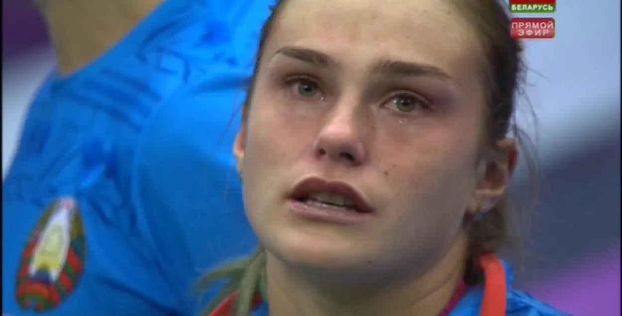 Фото дня: Арина Соболенко плачет на церемонии награждения Кубка Федерации