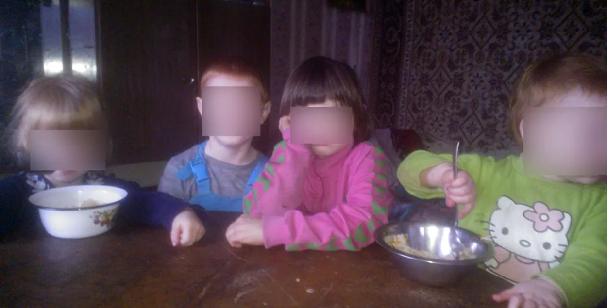 Братья и сестрички двухлетней Марины, убитой в январе 2018 года. Фото 2016 года со страницы матери в &quot;Одноклассниках&quot;.​ Фото:&nbsp;kurjer.info