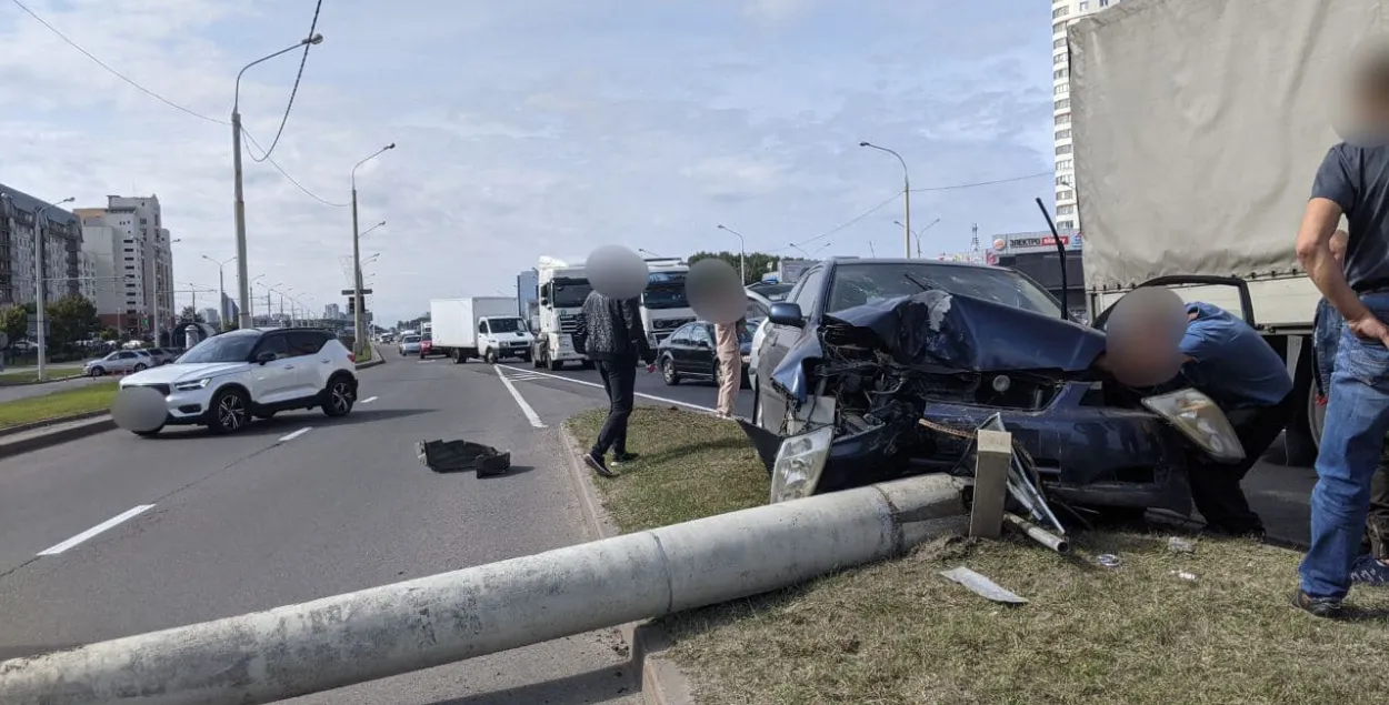 Машина в Минске сбила столб на проезжую часть / соцсети​