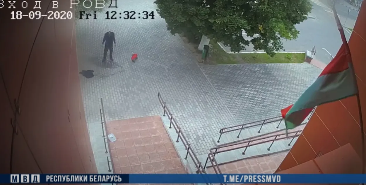В Смолевичах мужчина поджег себя возле милиции / Кадр из видео​