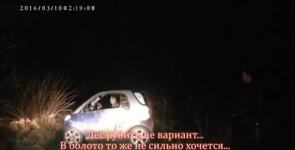 Водитель Smart девять часов вытаскивал свое авто из грязи (смешное видео) |  Новости Беларуси | euroradio.fm