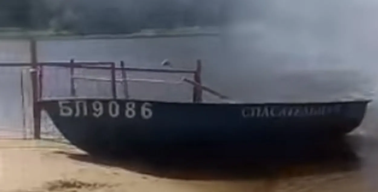 Відэафакт: Смерч на пляжы ў Гродне падняў лодку