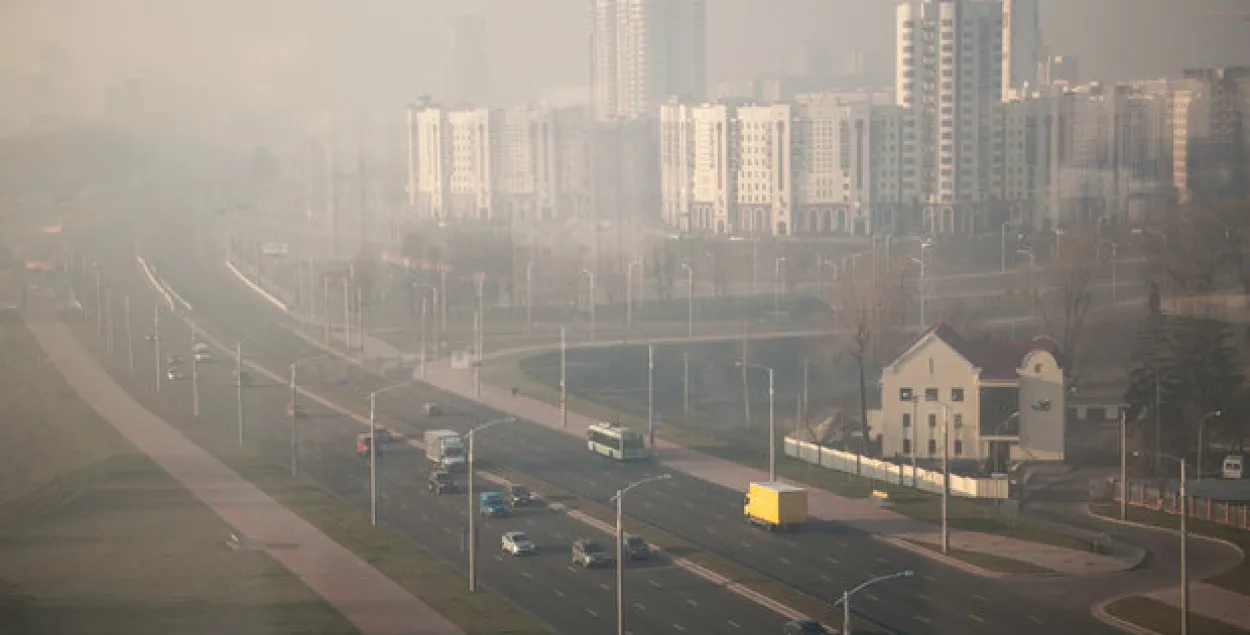 Запах гари и смог в Минске: синоптики отправляют в МЧС, а у МЧС всё спокойно