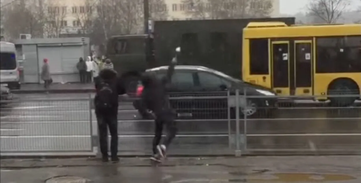 Парни бросают снежки в автозак / кадр из видео​