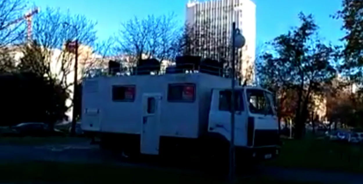 У Мінску аўтамабіль з гукаўзмацняльнікамі агітуе галасаваць датэрмінова (відэа)