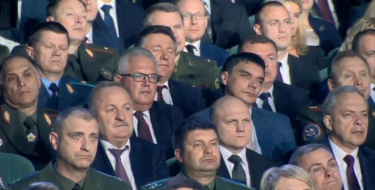 Чиновники слушают послание Лукашенко / кадр из видео
