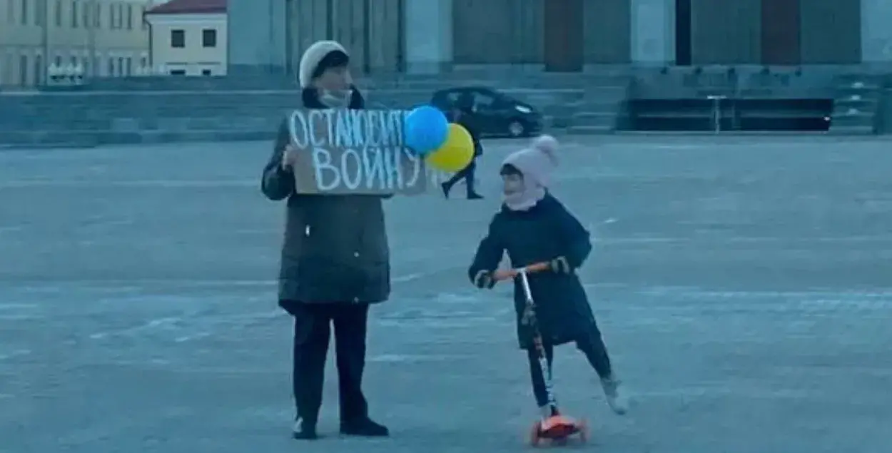 Жанна Трофимец с внучкой на Октябрьской площади Минска / Фото из соцсетей