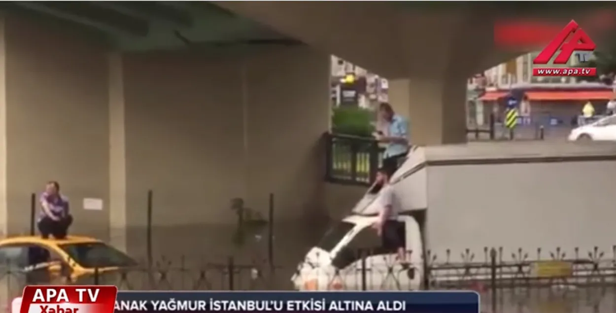 У Стамбуле залева затапіла вуліцы, станцыі метро і ​​падземныя пераходы