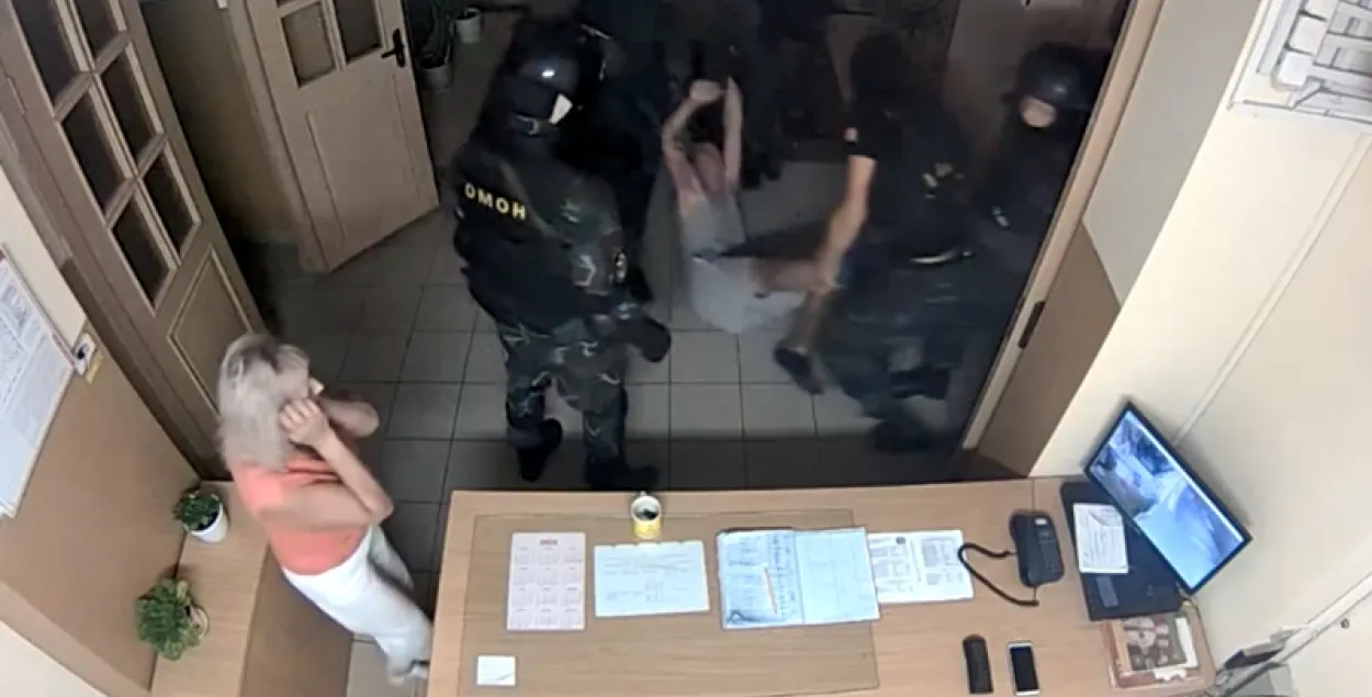 Студента из Гродно задерживали, били и судили, а теперь зовут работать в милицию