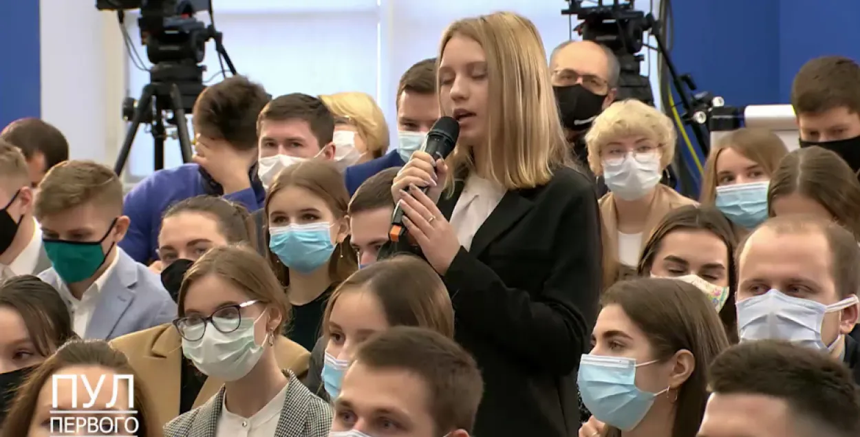 Студентка спросила у Лукашенко о жалобах на действия силовиков / кадр из видео​