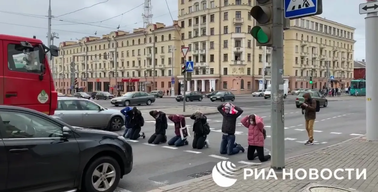 Студенты на коленях перекрыли улицу в Минске