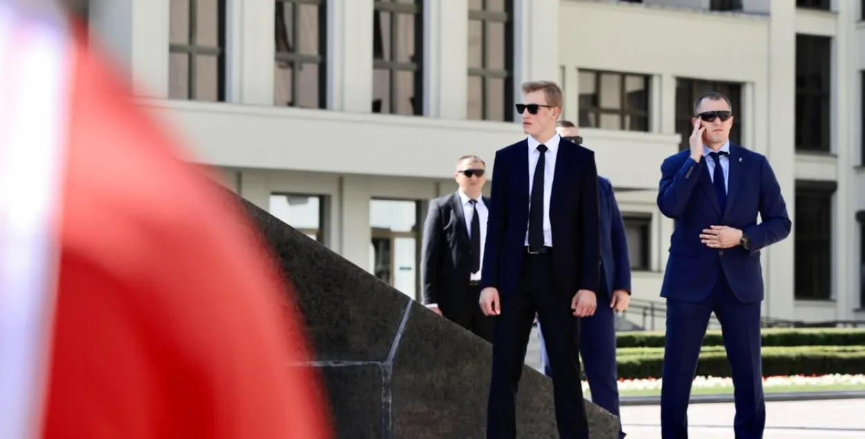 Сотрудники Службы безопасности рядом с Николаем Лукашенко / Белсат