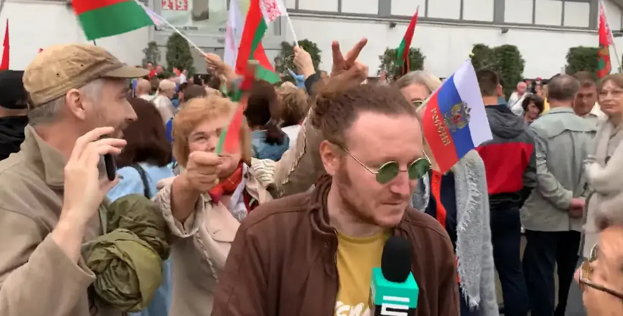 Павел Свердлов в окружении ябатек / Кадр из видео