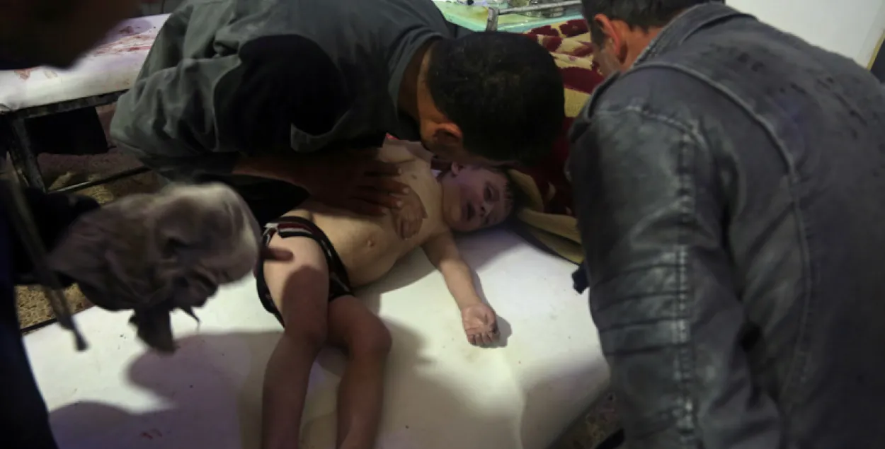 Сирийское ребенок после химической атаки в Думе. Фото: Reuters