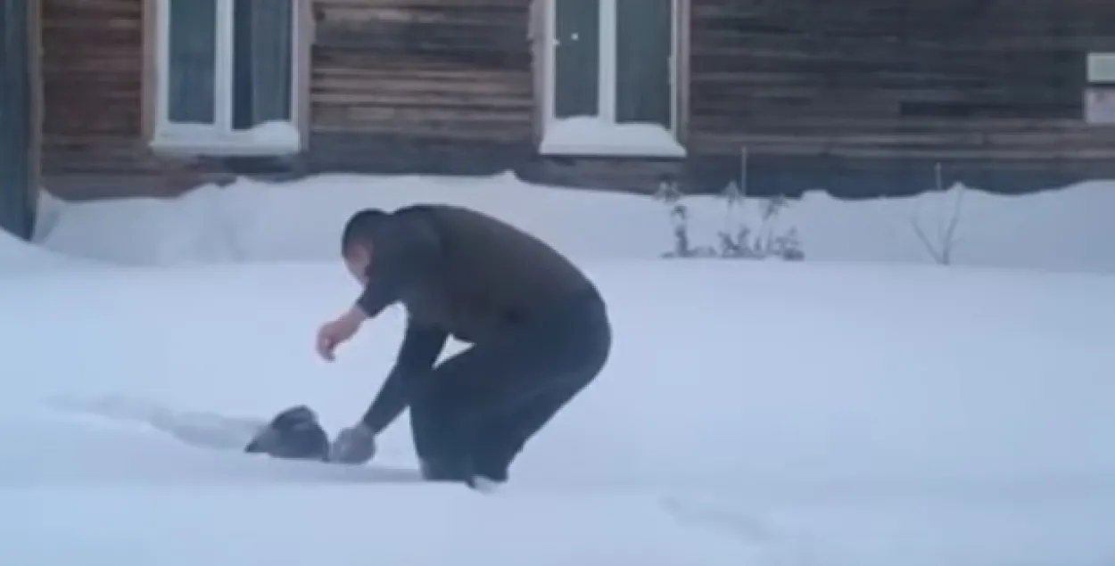 Таксист вытаскивает из снега школьника / Скриншот с видео​