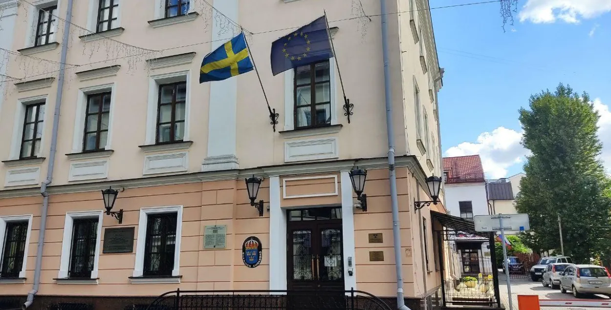 Посольство Швеции взяли в осаду белорусские силовики​ / Еврорадио