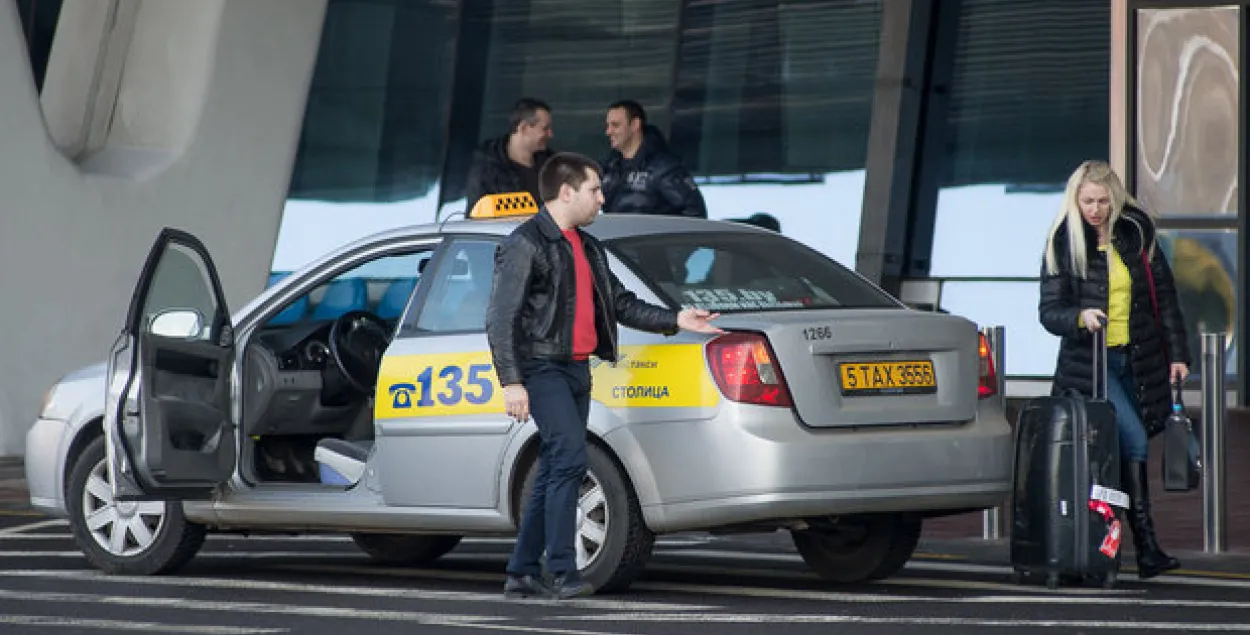Мінскі аэрапорт забараняе таксістам зазываць пасажыраў 