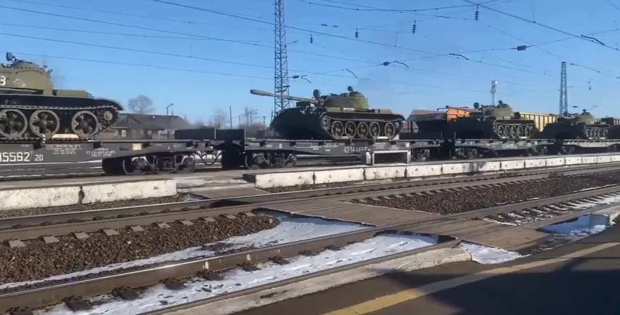Старые советские танки едут на фронт / кадр из видео
