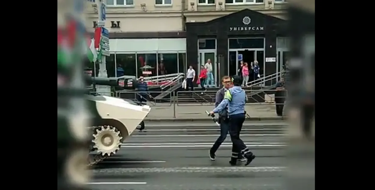 Возле ЦУМа парень лез под танки, которые ехали по проспекту (видео) |  Новости Беларуси | euroradio.fm