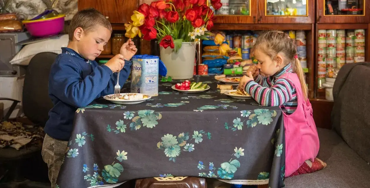 Дети обедают за столом /&nbsp;Дмитрий Демишев / БФ "Голоса детей"
