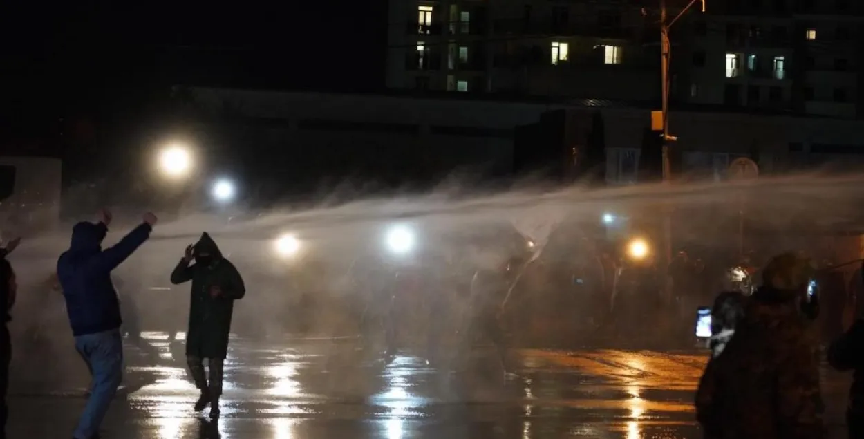 Акцию протеста в Тбилиси разгоняли водометами / jam-news.net