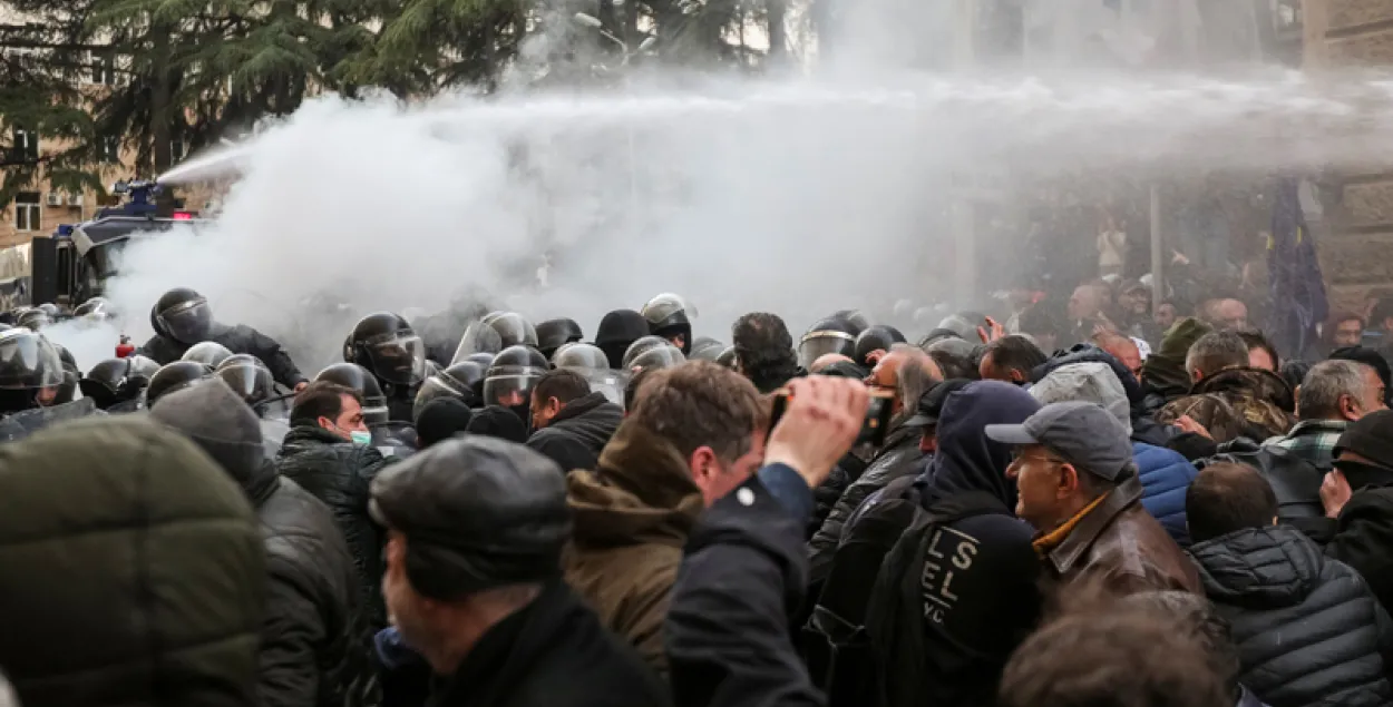 Так разгоняли водометами акцию в Тбилиси 18 ноября / Reuters