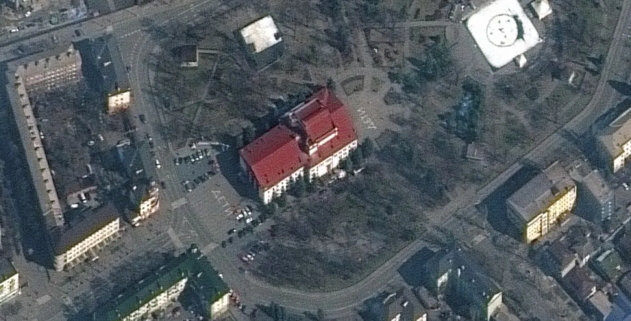 Мариупольский драмтеатр на спутниковом снимке / Maxar Technologies
