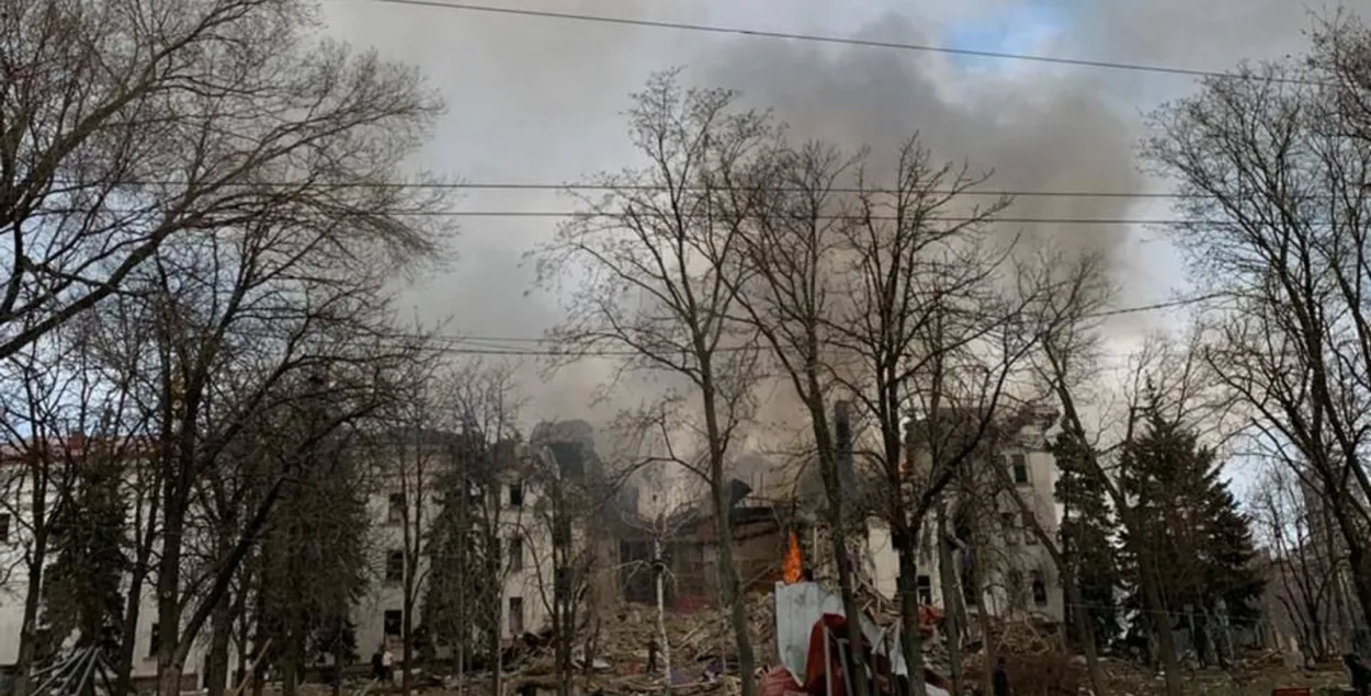 Люди в бомбоубежище под Мариупольским драмтеатром выжили — украинский депутат