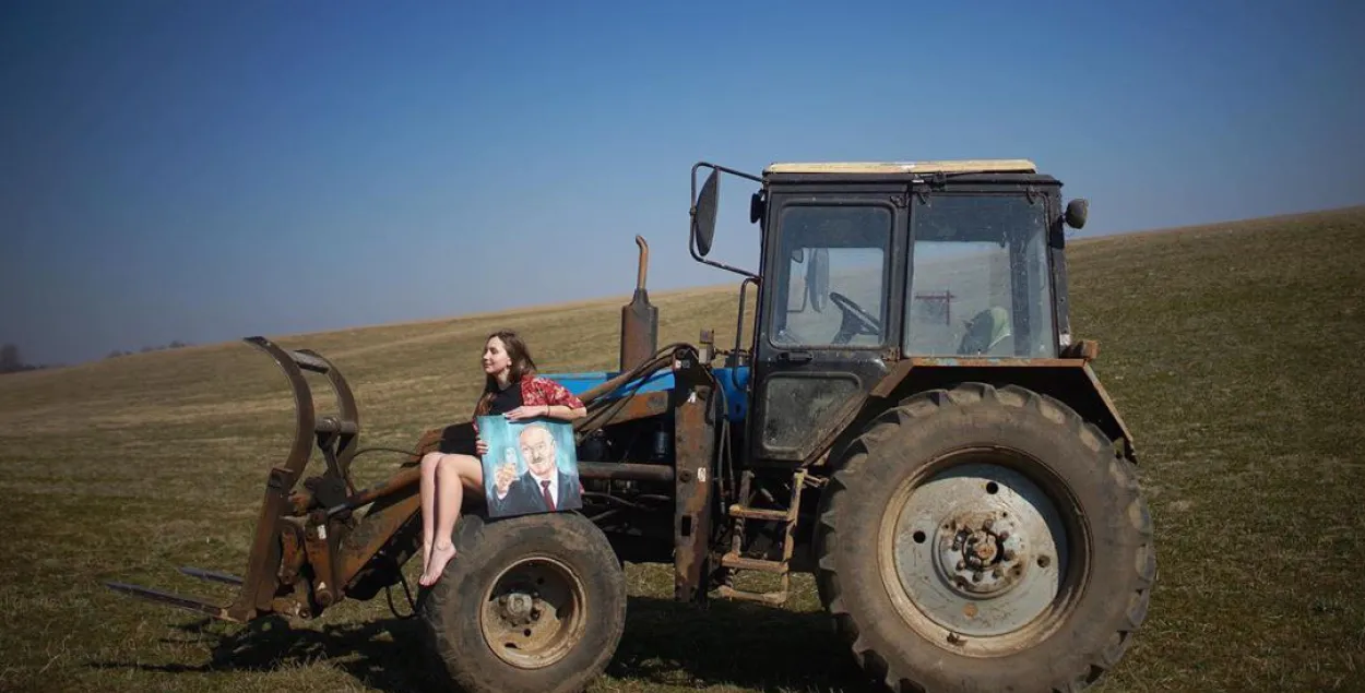 Студэнтка зноў намалявала грудзьмі партрэт Лукашэнкі, і ён знайшоў свой трактар