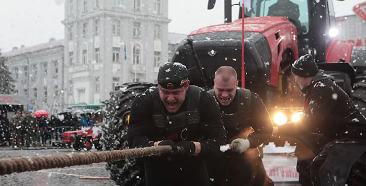 У Мінску паставілі сусветны рэкорд па буксіроўцы трактара канатам (фота)