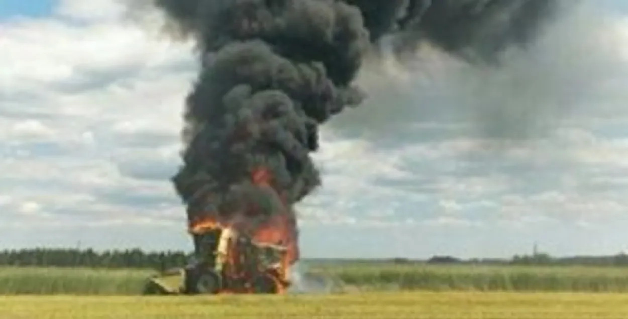 Пад Рагачовам у полі згарэў камбайн